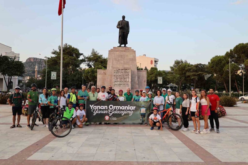 Bi̇si̇kletçi̇ler Orman Yangınlarına Di̇kkat Çekmek İçi̇n Pedalladı