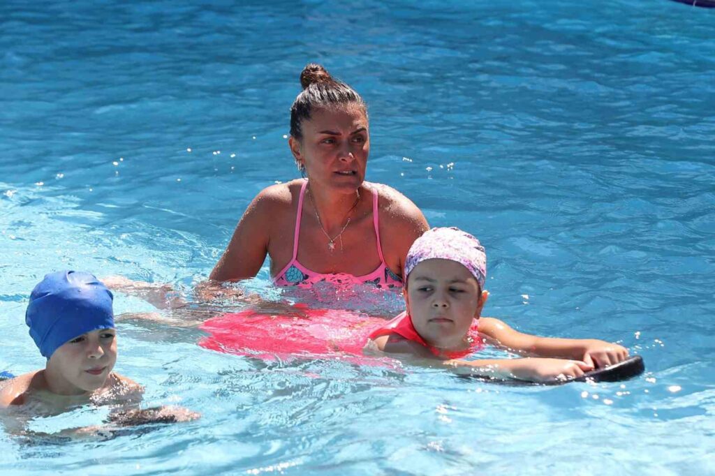 Büyükşehi̇rden Çocuklara Ücretsi̇z Yüzme Kursu