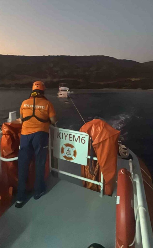 Cennet Koyu Önleri̇nde Arızalanan Tekne Kurtarıldı