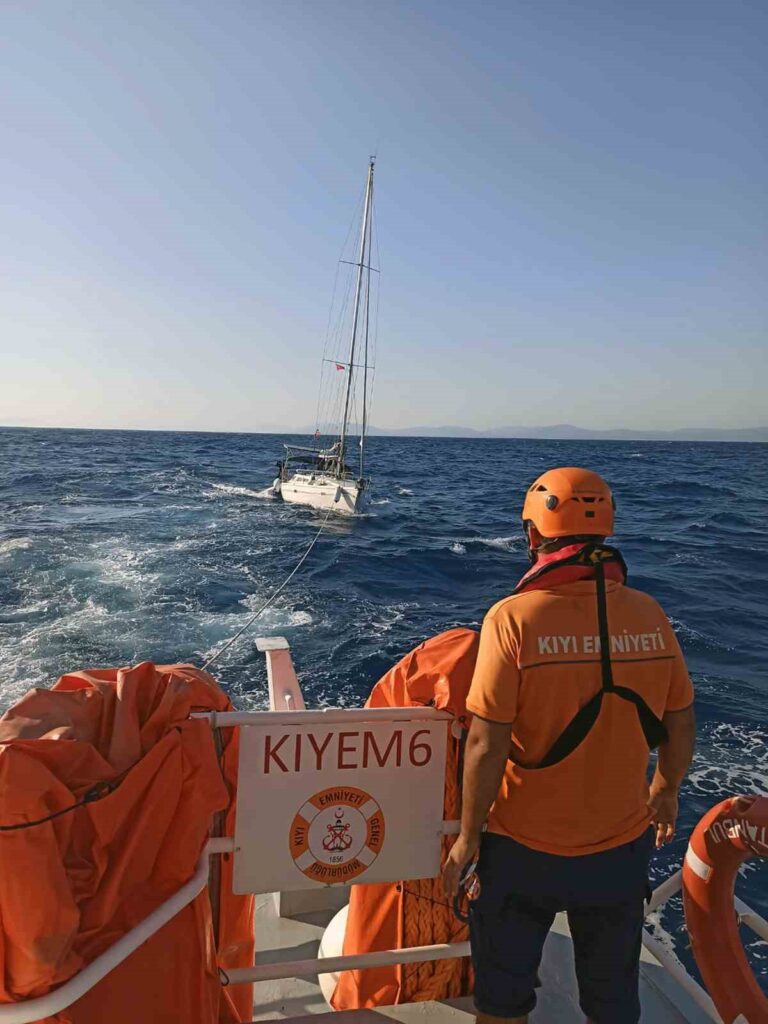 Datça Açıklarında Arızalanan Yelkenli̇ Tekne Kurtarıldı