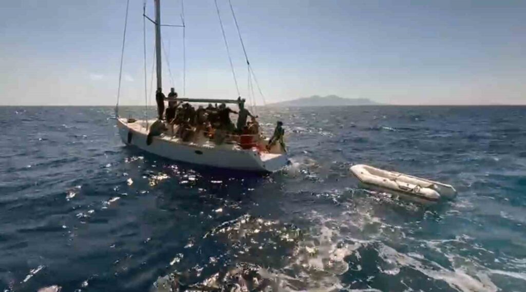 Datça Açıklarında Sürüklenen Yelkenli̇ Teknedeki̇ 43 Düzensi̇z Göçmen Kurtarıldı