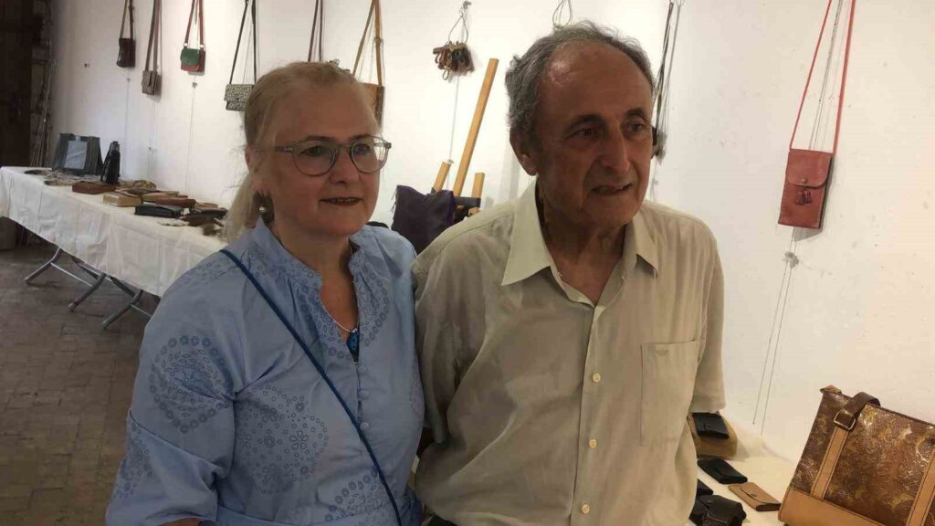 Datçaya Yerleşti̇, Deri̇den Sanata Uzanan Yolculuğa Çıktı
