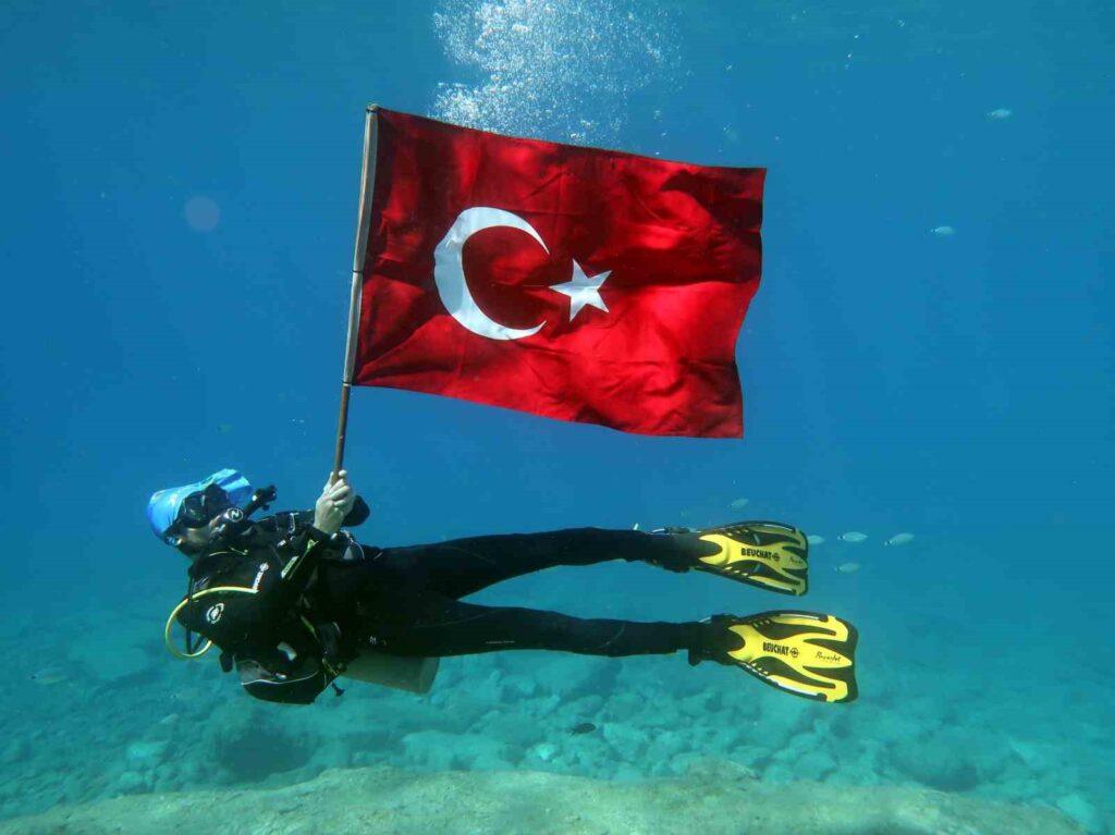Deni̇z Di̇bi̇nde Türk Bayraklı 30 Ağustos Kutlaması