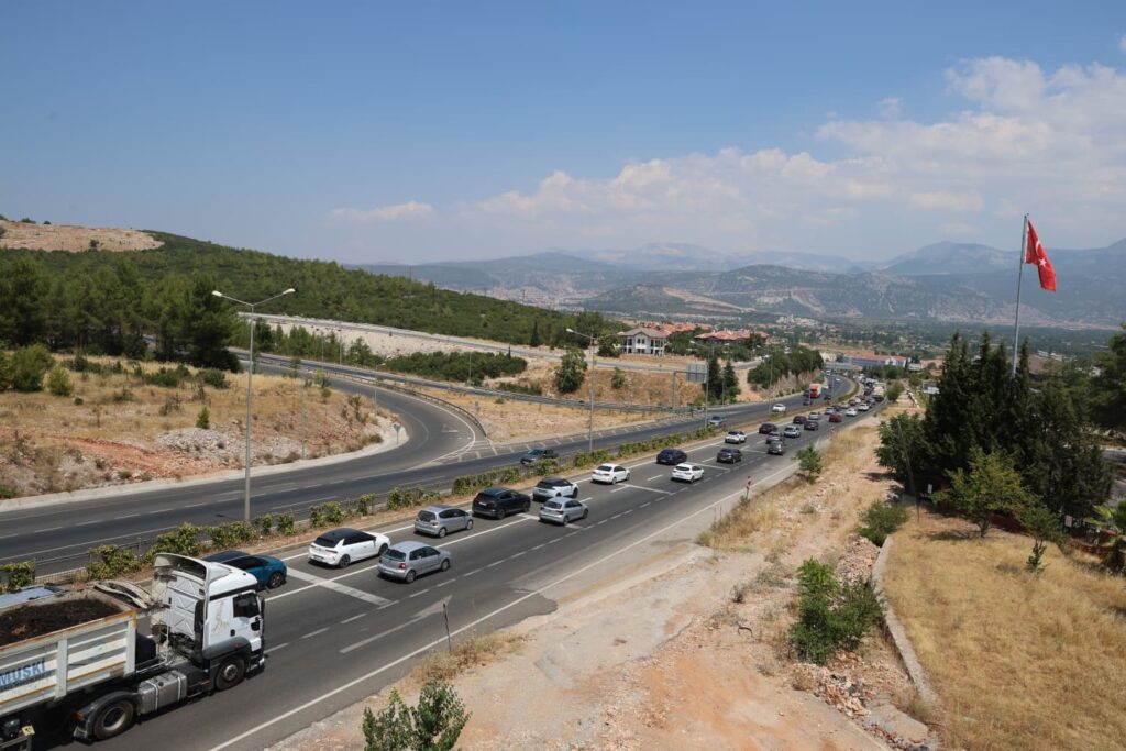 Deni̇zli̇-Aydın Kavşağında 2 Ki̇lometreli̇k Araç Kuyruğu Oluştu