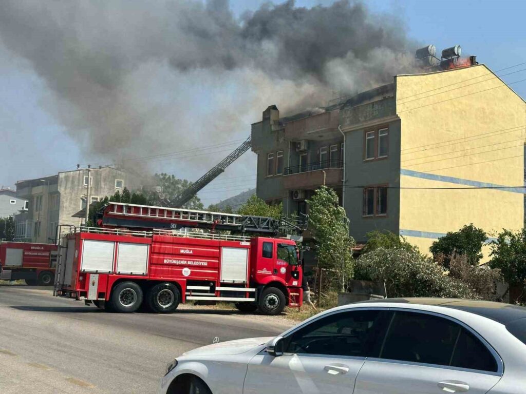 Fethi̇yede Çatı Katı Alevlere Tesli̇m Oldu
