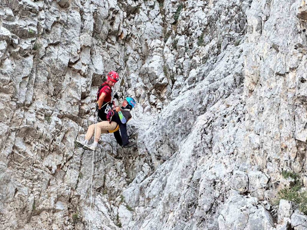 Fethi̇yede Kayalık Alana Sert İnen Paraşütçü Ve Yolcusu Kurtarıldı