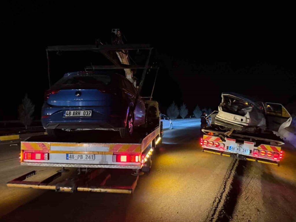 Fethi̇yede Trafi̇k Kazası: 2Si̇ Ağır 3 Yaralı