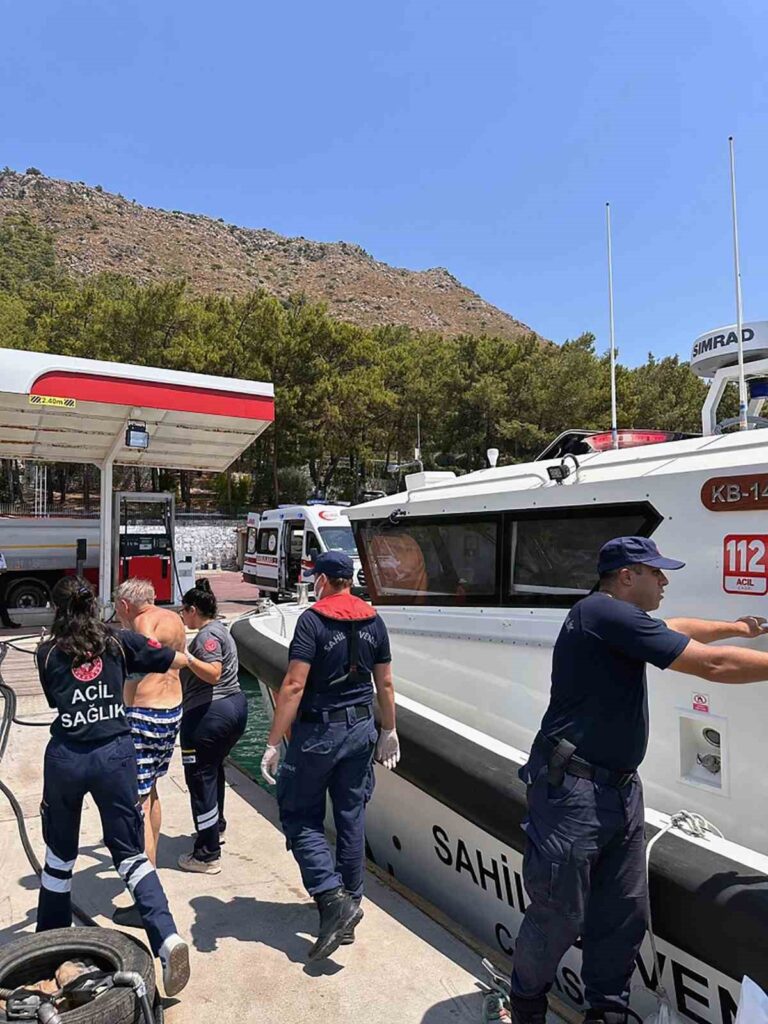 Gezi̇ Teknesi̇nde Rahatsızlanan Vatandaşa Tıbbi̇ Tahli̇ye