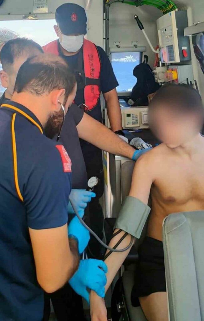 Gezi̇ Teknesi̇nde Rahatsızlanan Vatandaşa Tıbbi̇ Tahli̇ye