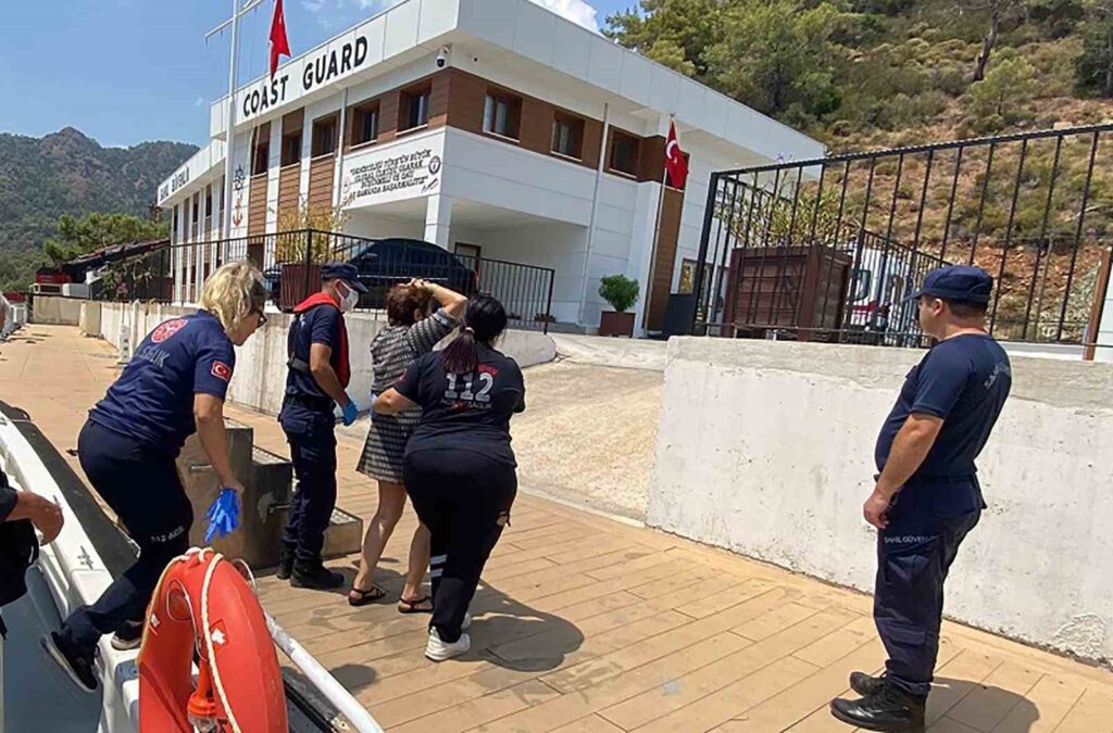 Gezi̇ Teknesi̇nde Yaralanan Vatandaşa Tıbbi̇ Tahli̇ye
