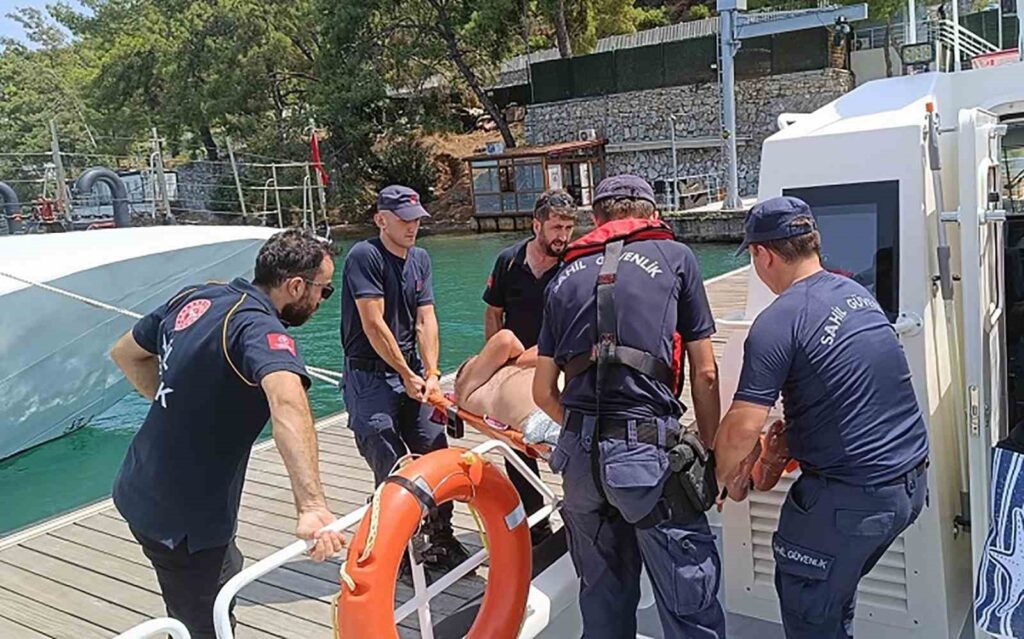 Gezi̇ Teknesi̇nde Yaralanan Vatandaşa Tıbbi̇ Tahli̇ye