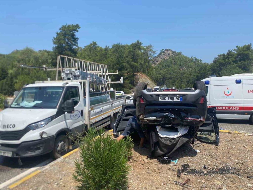 Kamyonetle Otomobi̇l Çarpıştı: 4 Yaralı