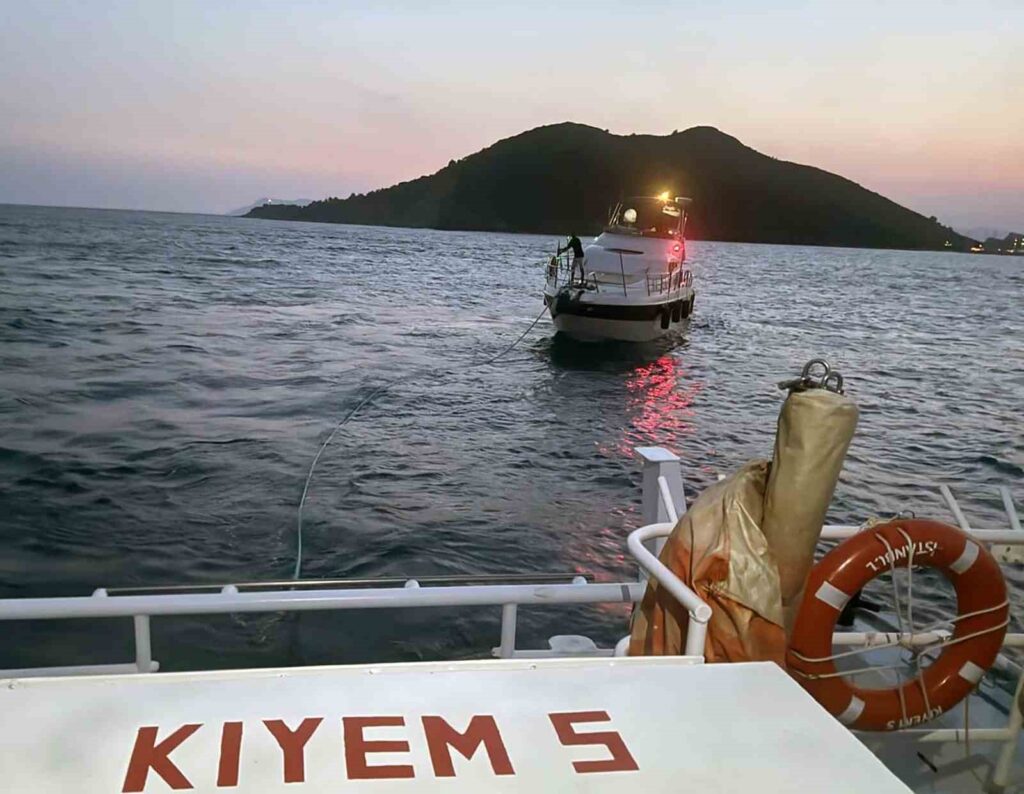 Katrancı Adası Önleri̇nde Sürüklenen Tekne Kurtarıldı