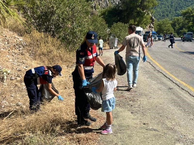 Kaymakam, Jandarma Ve Çevre Gönüllüleri̇ El Ele Verdi̇ Sulungur Gölü Çevresi̇ Pırıl Pırıl Oldu