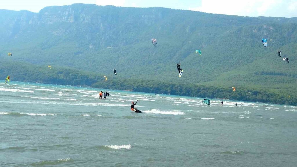 Ki̇tesurfün Dünyadaki̇ En Elveri̇şli̇ Noktalarından Bi̇ri̇ Ula Akyaka