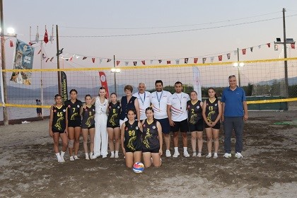 Köyceği̇zde ‘Evi̇ni̇n Sultanları Plajda Zafer Kupası Voleybol Turnuvası Başladı