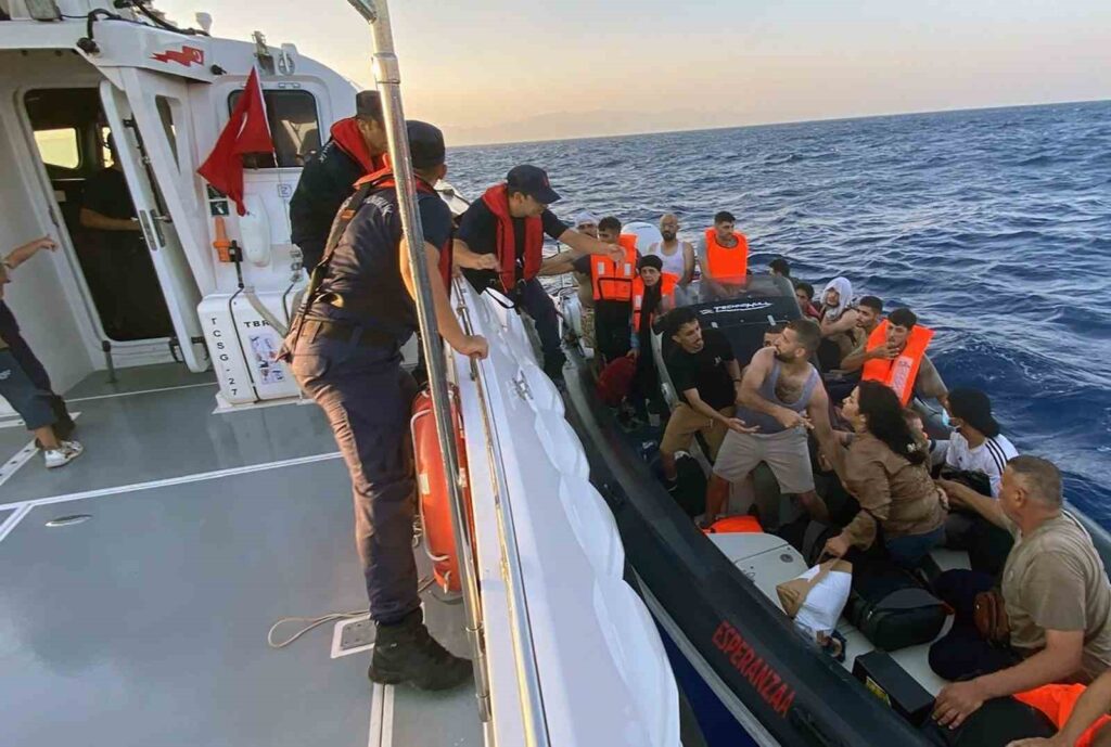 Marmari̇s Açıklarında 2 Göçmen Kaçakçısı Yakalandı