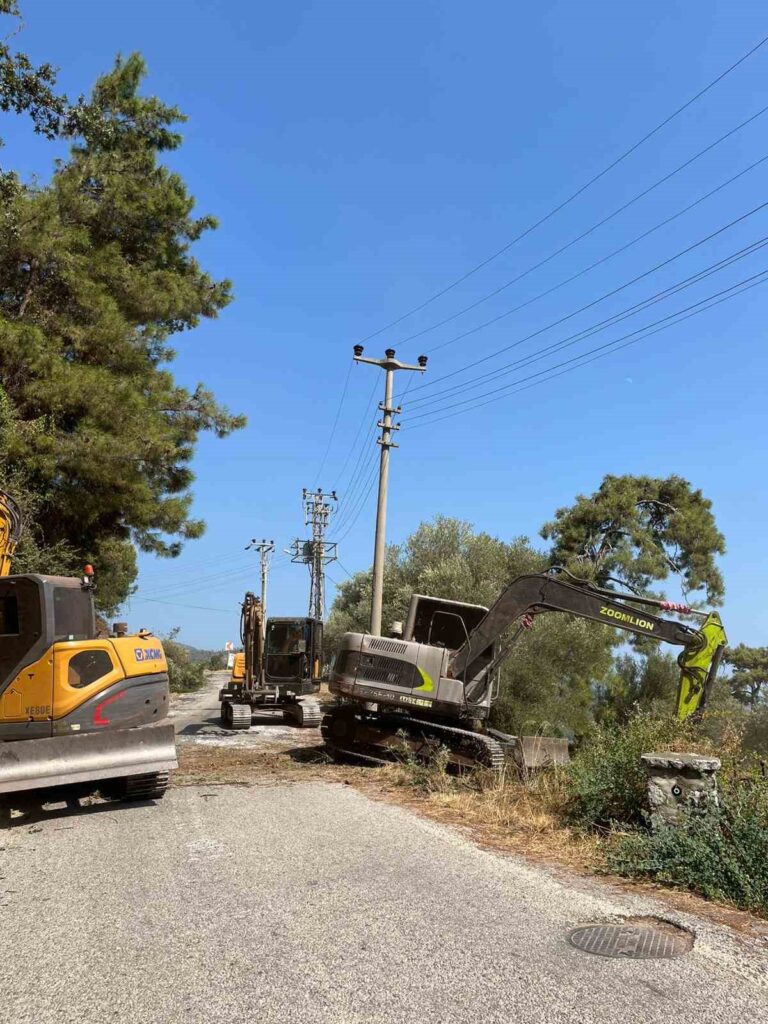 Marmari̇ste Orman Yangınlarına Karşı Önleyi̇ci̇ Temi̇zli̇k Çalışmaları Sürüyor