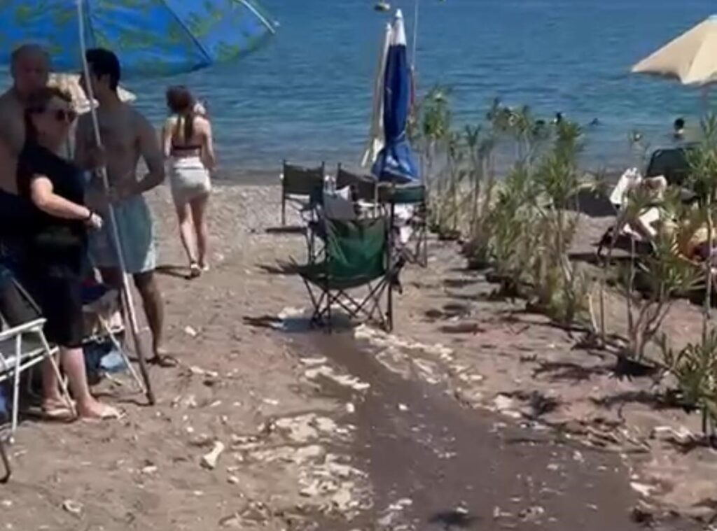 Marmari̇ste Oteli̇n Havuz Suyu Halk Plajına Aktı