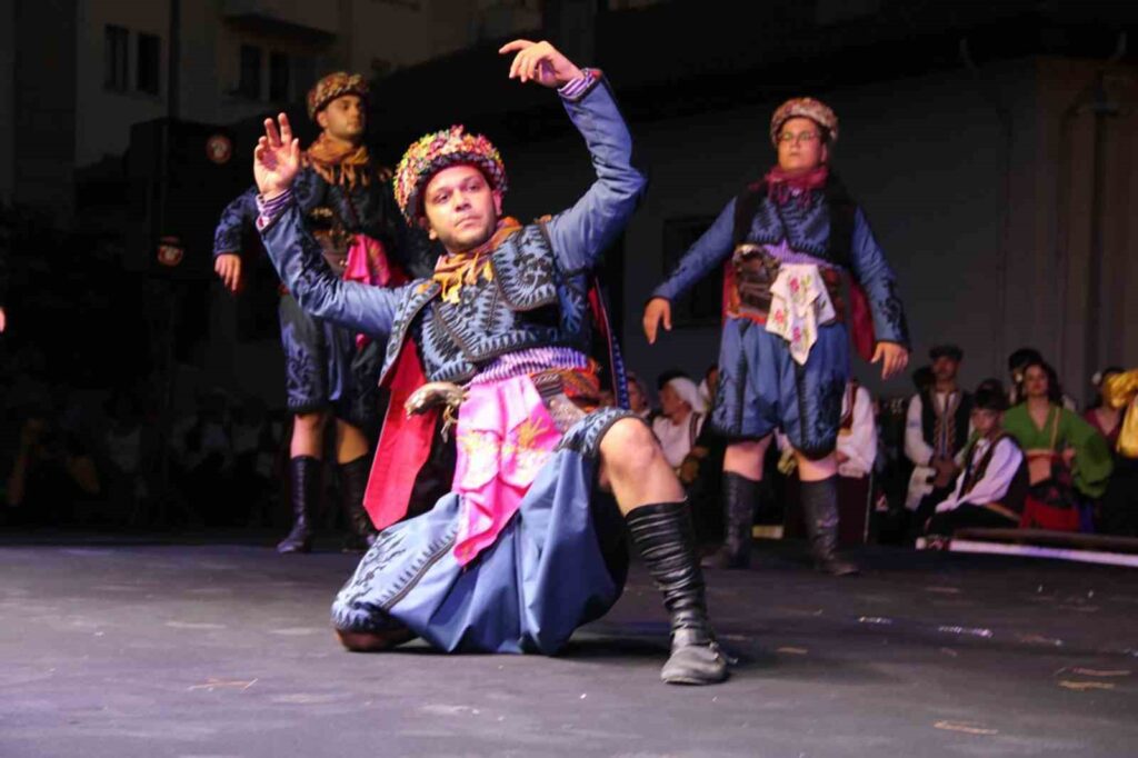 Menteşe 1. Uluslararası Halk Dansları Şenli̇ği̇ Başladı
