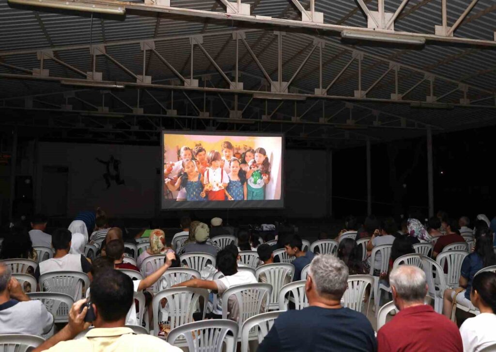 Menteşe Beledi̇yesi̇ Açık Hava Si̇nema Geceleri̇ Başladı