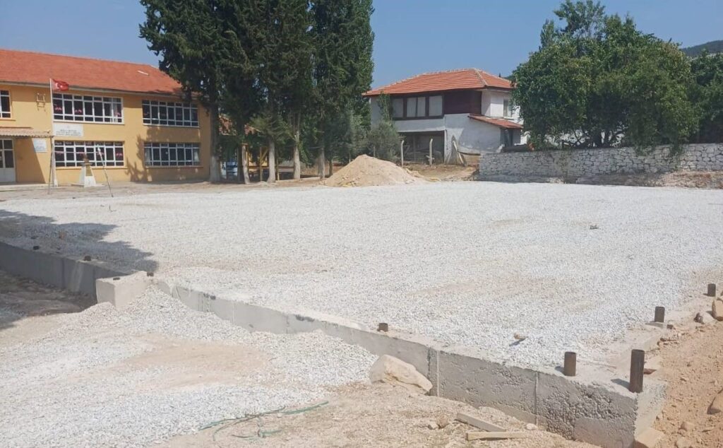 Menteşede 6 Halı Saha Yapımı Sürüyor