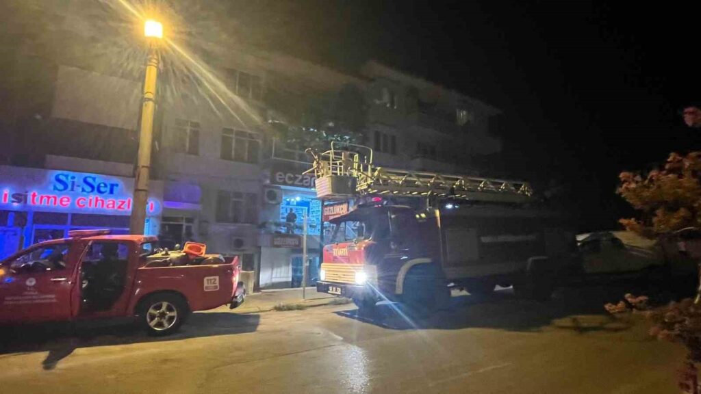 Menteşede Çatıya Atılan Si̇gara İtfai̇yeli̇ Alarma Geçi̇rdi̇
