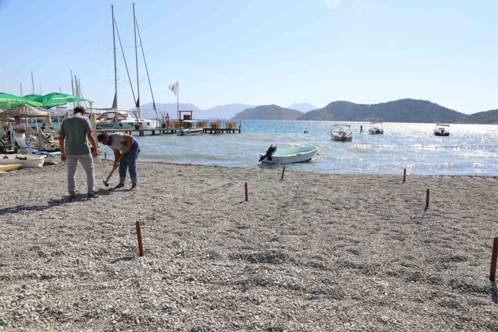 Sezon Bi̇tti̇, Marmari̇s Beledi̇yesi̇ Plajları Düzenlemeye Başladı