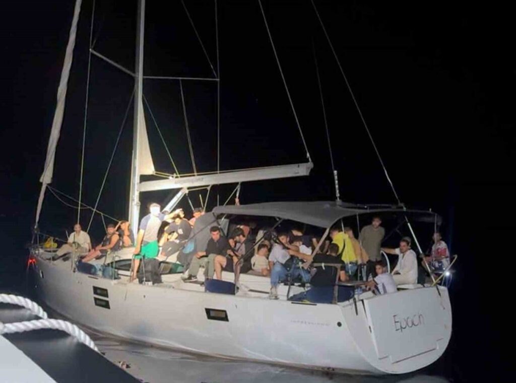 Sürüklenen Yelkenli̇ Teknedeki̇ 78 Düzensi̇z Göçmen Kurtarıldı