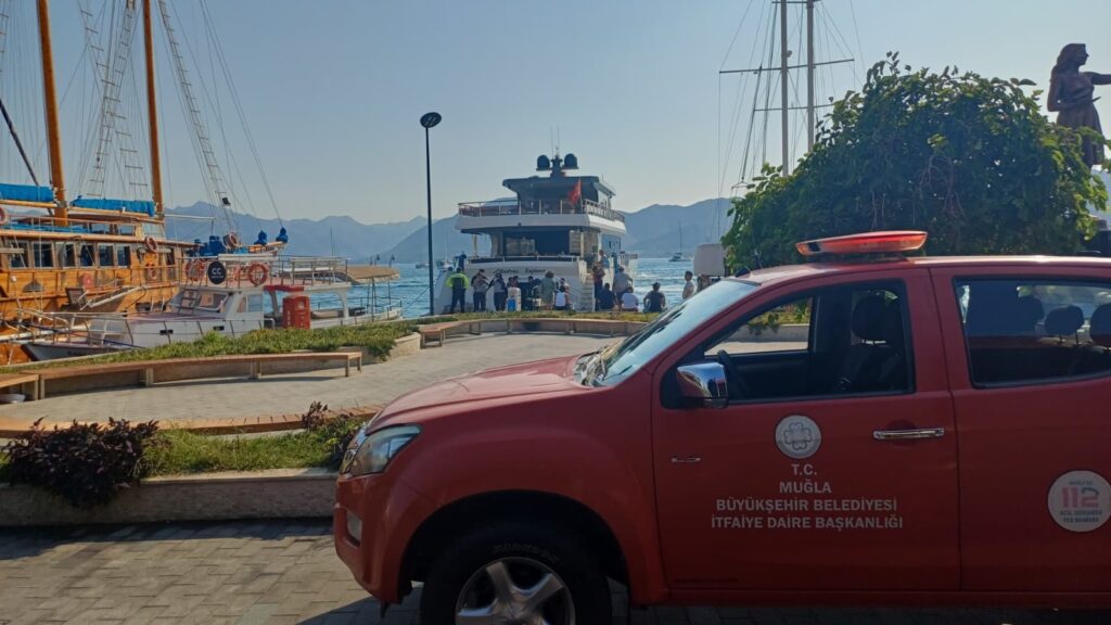 Tekneden Yükselen Dumanlar Pani̇ğe Neden Oldu