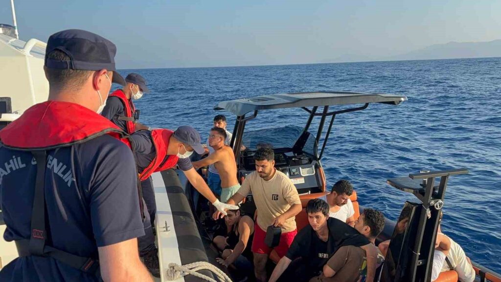 17 Düzensi̇z Göçmen Kurtarıldı, 1 Göçmen Kaçakçısı Yakalandı