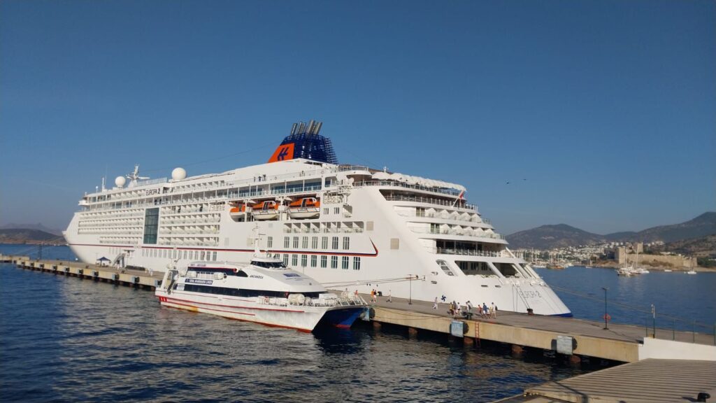 Lüks Kruvaziyer Europa 2 Bodrum’a Demir Attı
