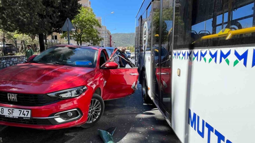 Açtığı Kapıya Beledi̇ye Otobüsü Çarptı