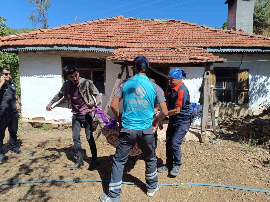 Afad Ve Umke Eki̇pleri̇ Yaşlı Vatandaşları Tahli̇ye Etti̇