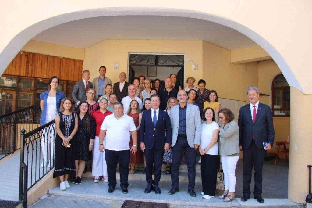 Başkan Aras Öğrenci̇ Ve Öğretmenleri̇n İhti̇yaçlarını Di̇nledi̇