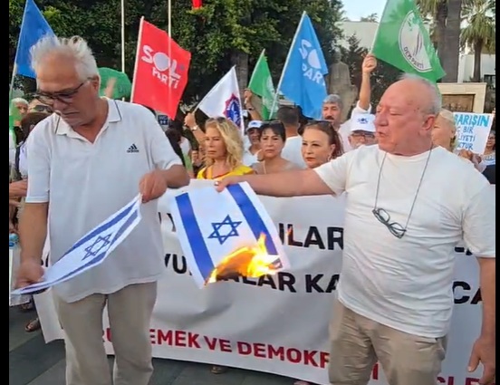 Dünya Barış Günü’nde İsrail Bayrağı Yakıldı