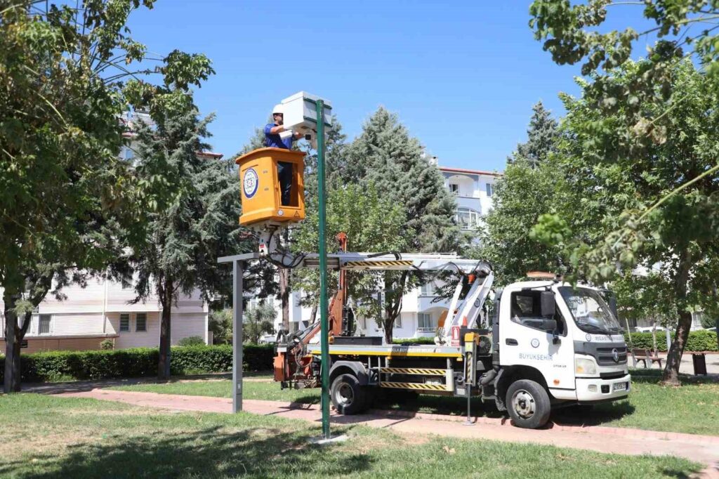 Büyükşehi̇rden Parklara Kameralı Güvenli̇k Ve Ücretsi̇z İnternet