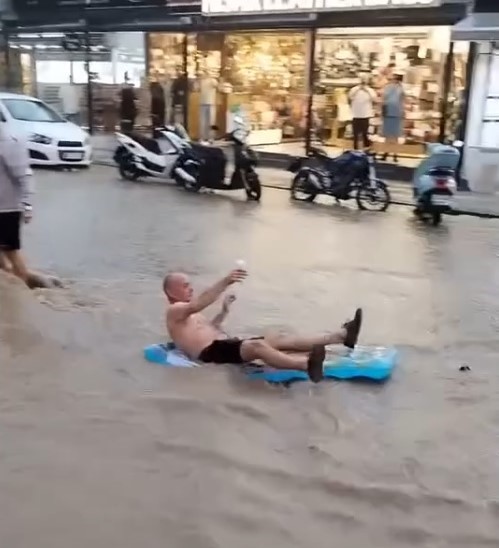 Turi̇stler Sel Sularında Eğlendi̇