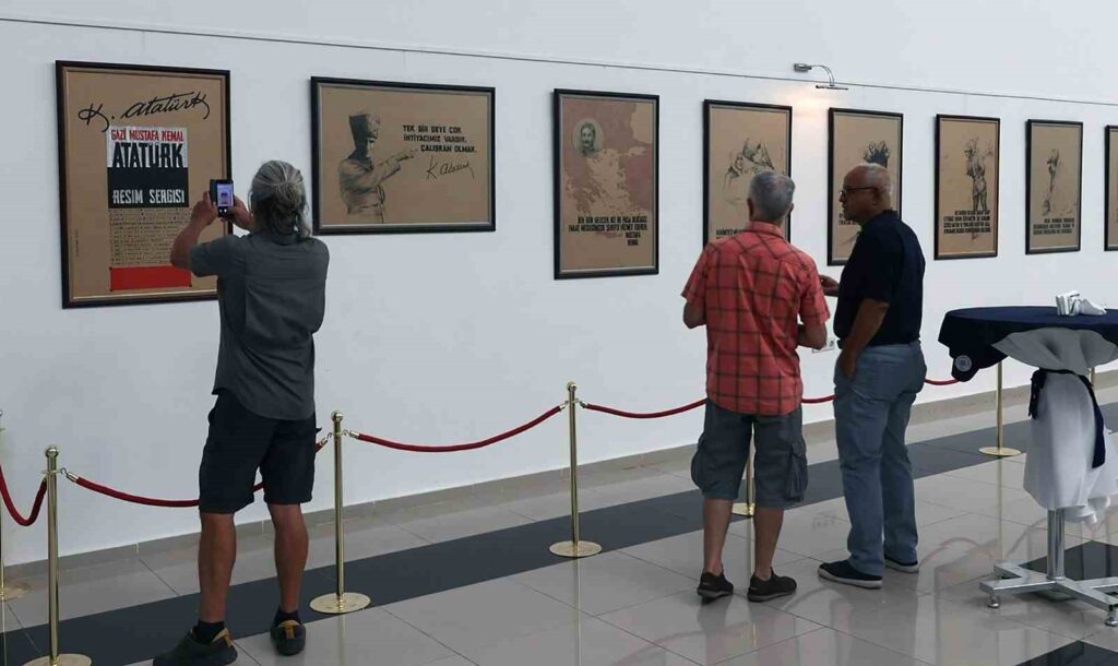 Gazi̇ Mustafa Kemal Atatürk Sergi̇si̇ Sanatseverlerle Buluştu
