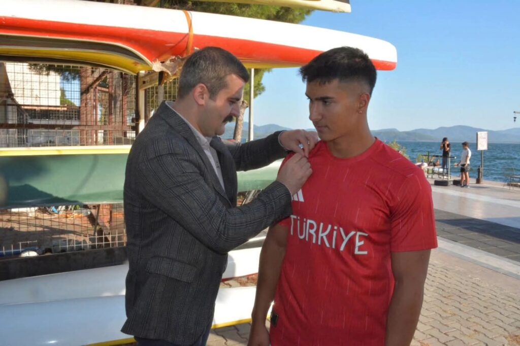 Köyceği̇z Kaymakamı Kumcu, Dünya Şampi̇yonu Karahanı Ödüllendi̇rdi̇