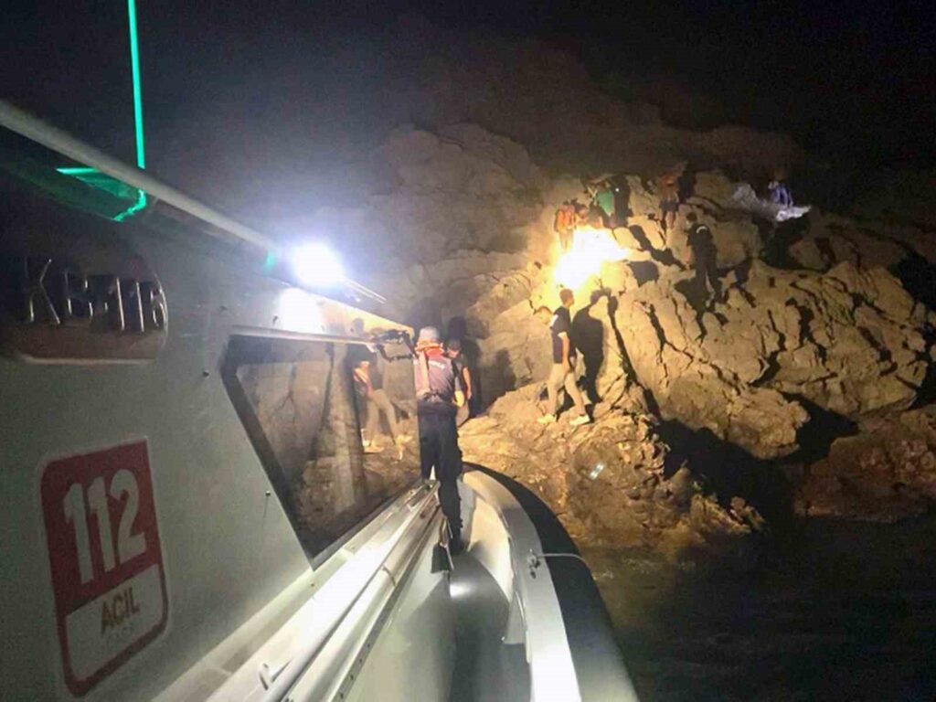 Marmari̇s Armella Koyunda 14 Düzensi̇z Göçmen Yakalandı