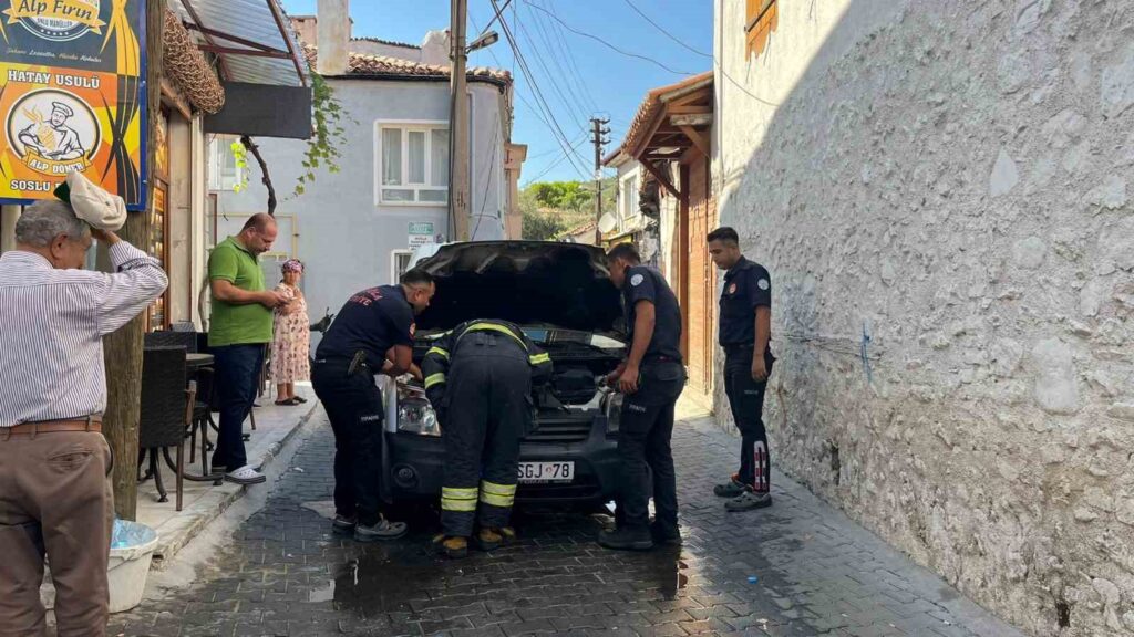 Menteşede Araç Yangını Eki̇pleri̇ Alarma Geçi̇rdi̇