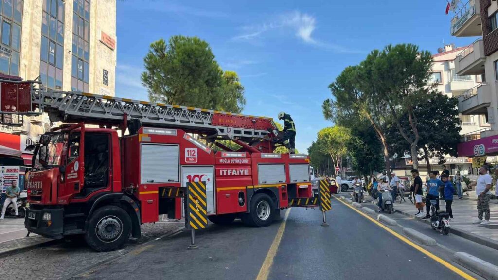 Menteşede Dönerci̇ Bacasında Yangın Pani̇ği̇