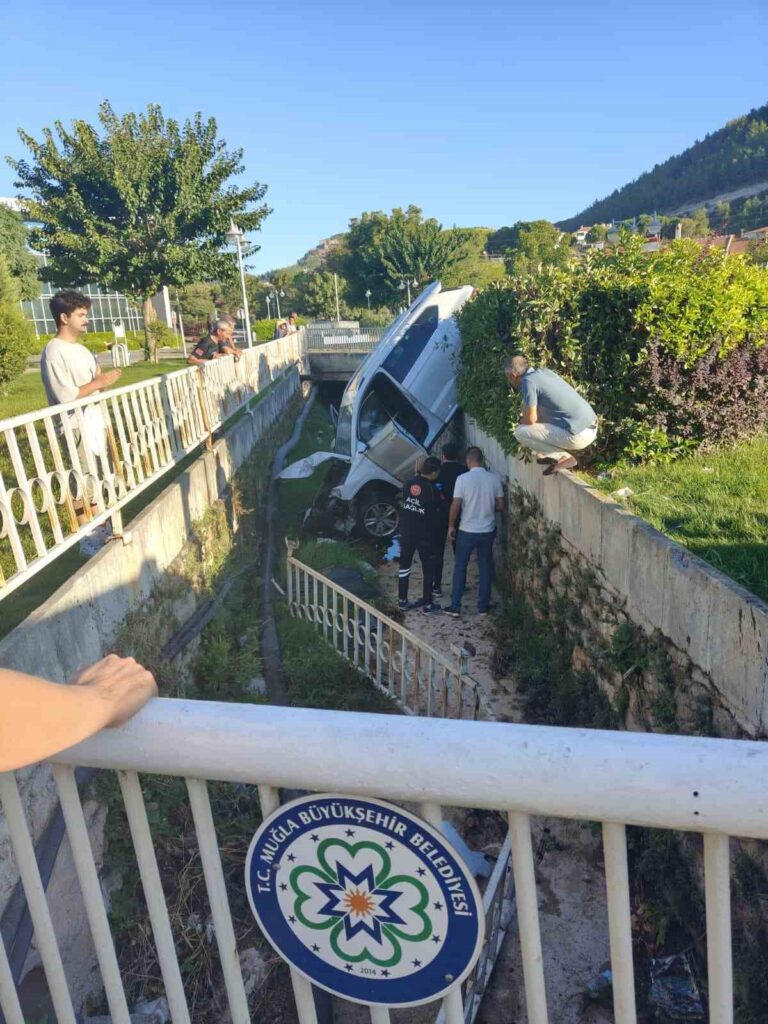 Menteşede Trafi̇k Kazası: 2 Yaralı