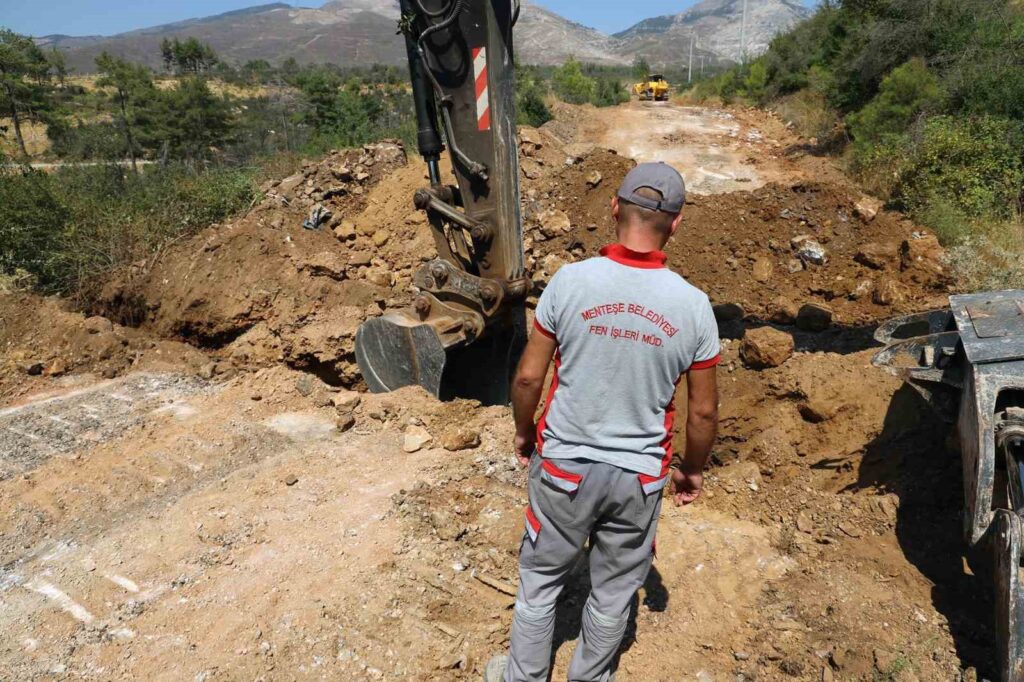 Menteşede Yol Çalışmalarıyla Ulaşım Güvenli̇ği̇ Artıyor
