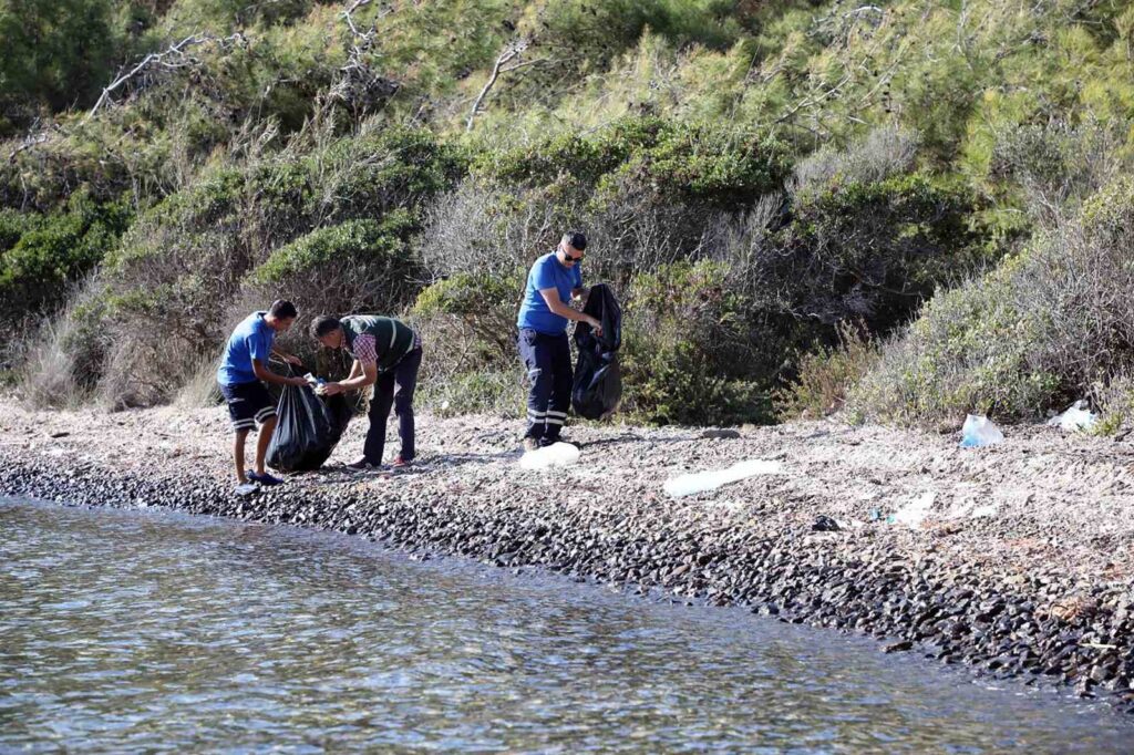 Muğla Büyükşehi̇rden Araç Ulaşımı Olmayan Koylarda Temi̇zli̇k