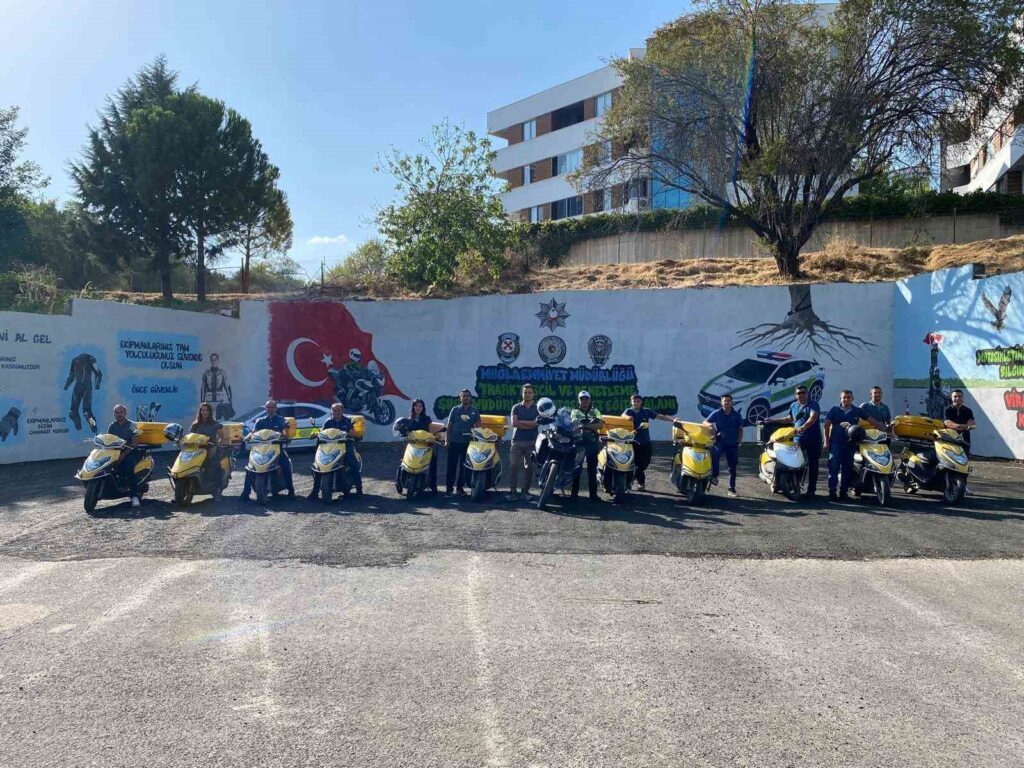 Muğlada Motosi̇kletli̇ Kuryelere Güvenli̇ Sürüş Eği̇ti̇mi̇ Veri̇ldi̇