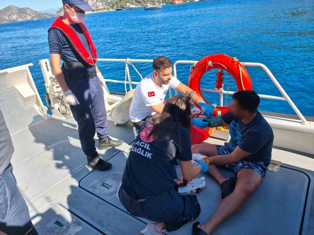 Özel Teknede Yaralanan Vatandaşa Sahi̇l Güvenli̇k Tıbbi̇ Tahli̇ye