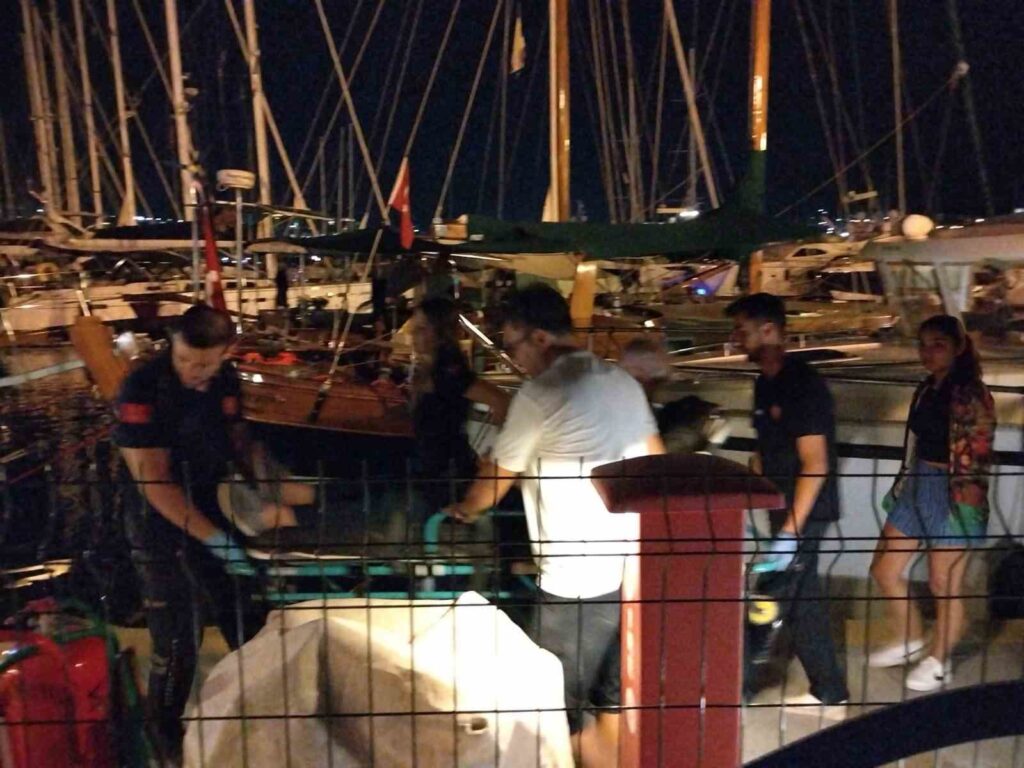 Teknede Fenalaşan Turi̇st Hastaneye Kaldırıldı