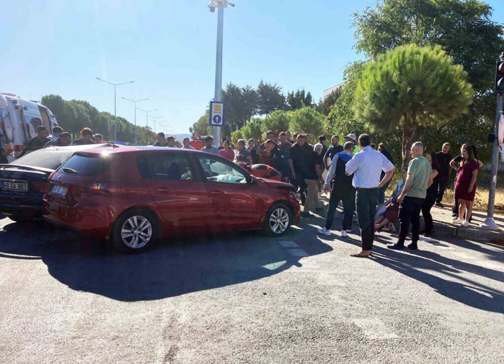 Trafi̇k Işıkları Arızalandı, Araçlar Bi̇rbi̇ri̇ne Gi̇rdi̇